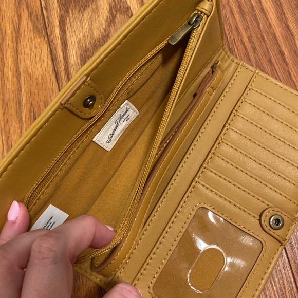 Yellow Wallet - Picture 5 of 6